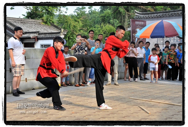 6月20日，小朋友們和中國武術(shù)愛好者們在江西省婺源縣熹園景區(qū)表演中國傳統(tǒng)的中國武術(shù)功夫，吸引許多游人前來駐足觀看。當日是中國傳統(tǒng)的端午節(jié)，江西省婺源縣的中國武術(shù)愛好者們通過表演中國武術(shù)功夫，打太極，表演了少林棍、硬氣功、自選拳等少林寺功夫，讓孩子們從小學習中國武術(shù)，傳承中國武德，感受先人過端午的氛圍。
