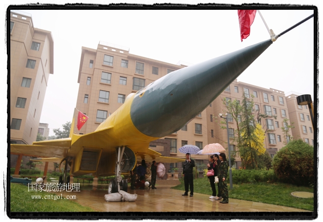 小區(qū)突然出現(xiàn)“飛機坦克”，其中殲15艦載戰(zhàn)斗機一架、99式主戰(zhàn)坦克一輛、武直-10武裝直升機一架，吸引了眾多市民雨中圍觀、合影。