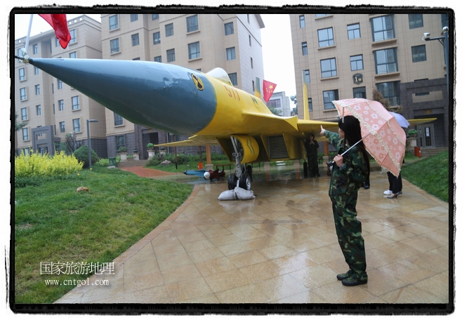 小區(qū)突然出現(xiàn)“飛機坦克”，其中殲15艦載戰(zhàn)斗機一架、99式主戰(zhàn)坦克一輛、武直-10武裝直升機一架，吸引了眾多市民雨中圍觀、合影。