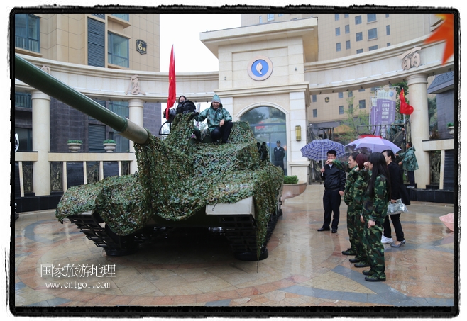 小區(qū)突然出現(xiàn)“飛機坦克”，其中殲15艦載戰(zhàn)斗機一架、99式主戰(zhàn)坦克一輛、武直-10武裝直升機一架，吸引了眾多市民雨中圍觀、合影。
