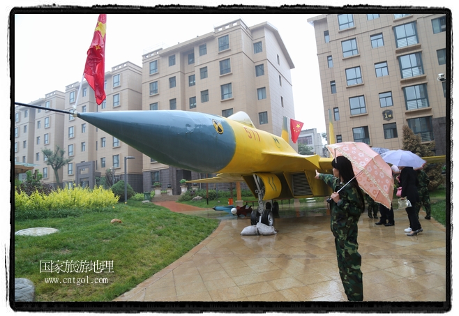 小區(qū)突然出現(xiàn)“飛機坦克”，其中殲15艦載戰(zhàn)斗機一架、99式主戰(zhàn)坦克一輛、武直-10武裝直升機一架，吸引了眾多市民雨中圍觀、合影。