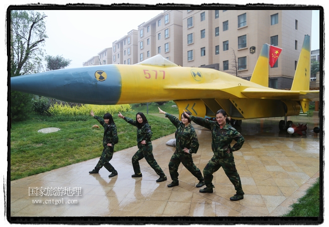 小區(qū)突然出現(xiàn)“飛機坦克”，其中殲15艦載戰(zhàn)斗機一架、99式主戰(zhàn)坦克一輛、武直-10武裝直升機一架，吸引了眾多市民雨中圍觀、合影。