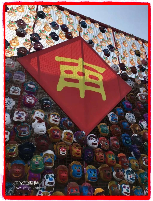 中國規(guī)模最大的猴面具彩繪在南潯古鎮(zhèn)展示。猴子真是今年最紅的動物。 