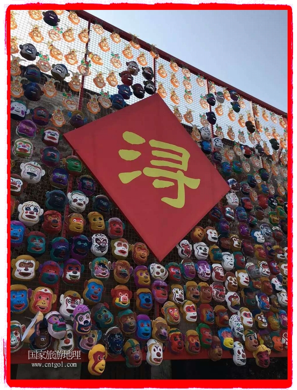 中國規(guī)模最大的猴面具彩繪在南潯古鎮(zhèn)展示。猴子真是今年最紅的動物。 