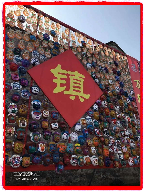 中國規(guī)模最大的猴面具彩繪在南潯古鎮(zhèn)展示。猴子真是今年最紅的動物。 