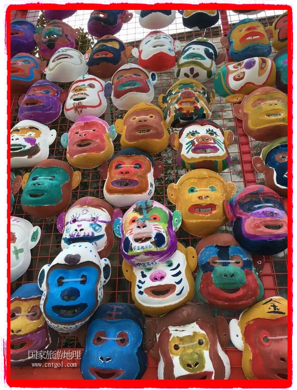 中國規(guī)模最大的猴面具彩繪在南潯古鎮(zhèn)展示。猴子真是今年最紅的動物。 